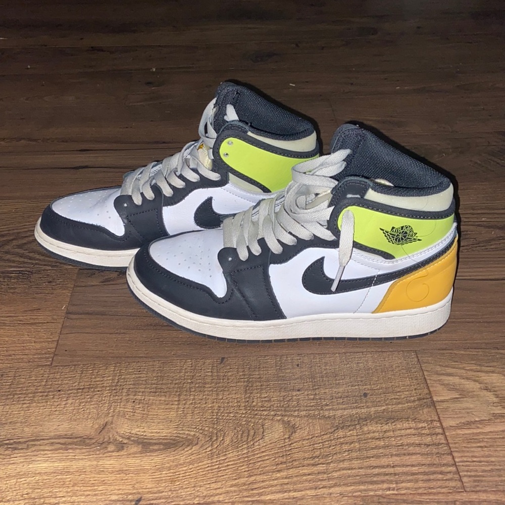 Jordan retro high “volt gold”